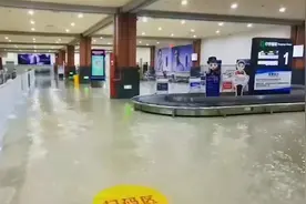 三亚破纪录暴雨致机场停飞 市民划小船出行 气象台发布红色预警