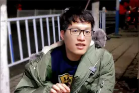 农村小伙情人节收到999朵玫瑰,拿到花店去卖,大家猜猜值多少钱？视频封面