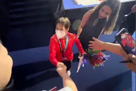 太可爱了！赛后全红婵与粉丝互动大喊：我也是搞笑女视频封面