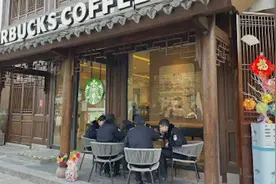 重庆一星巴克被曝赶走在门口吃盒饭民警还恶意投诉，客服：正调查视频封面