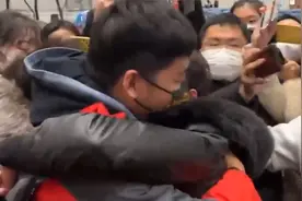 寻子24年终梦圆！李芳张洋洋母子二人相认 相拥而泣久久不舍松开视频封面