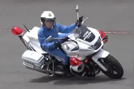日本美女交警驾驶大排量摩托车技术精湛完成考试视频封面
