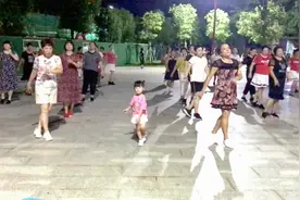 小女孩乖巧领舞《都来发DJ》祝打开视频的所有朋友，发发发！