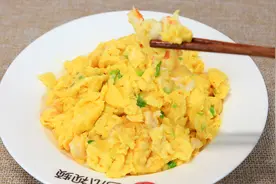 厨师长分享虾肉炒蛋鲜嫩不老做法，鸡蛋全裹在虾仁上，简单营养