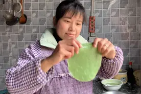 孕妇的嘴太馋了，这次又做不洗面的菠菜凉皮，一盆差点不够她吃的视频封面