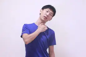 头后仰不舒服，这样歪头按一下，打通淤堵，促进循环，后仰无压力视频封面