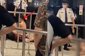 南宁一男子酒后进地铁站，半裸扑倒女站务员，没多久脱得只剩内裤视频封面