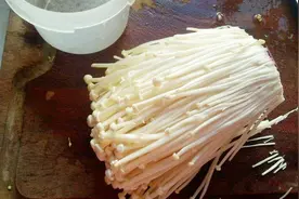 金针菇根部不要丢，教你用根部种出金针菇，不用再买了