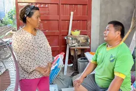 农村下雨把屋里灌满水,老爸想着办法坑老妈,一家人吵吵闹闹真开心视频封面
