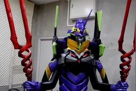 日本中二青年，穿cos服上街，社死现场？