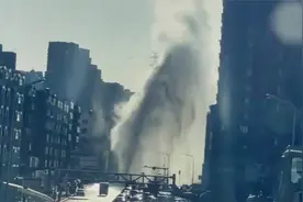 实拍：辽宁大连一供暖管线爆裂 热水似“白龙飞天”喷涌十余米高视频封面