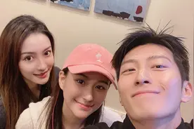 何超莲第一次带窦骁回家，问父亲：他帅不帅？赌王说出了10个字视频封面