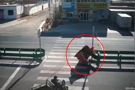 甘肃老妇骑三轮载孙子失控翻车，4岁男童身亡，奶奶坐地扯头崩溃视频封面