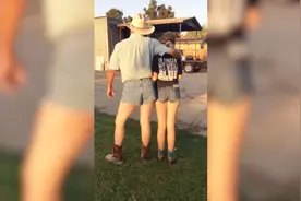 反对女儿穿超短裤不成 老爸怒了：那我也穿！视频封面