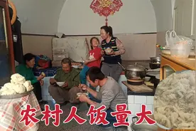 农村人饭量大，山西面食每人2大碗，为啥都蹲着吃