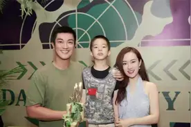 霍思燕二胎女儿曝光？走路连蹦带跳超可爱，嗯哼紧随其后上车视频封面
