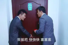 付出：新郎来接新娘，敲半天门没人应，新娘迷迷糊糊开门惊呆新郎视频封面