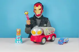 奥特曼战车给小泽送来了搞怪鳄鱼零食和僵尸舌头糖，非常好吃