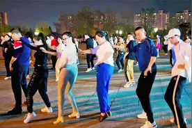 河南一群人跳广场舞太嗨了，俊男俏女舞动健康好有感染力