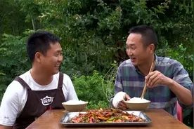 鸭舌这样吃才叫爽，酱焖入味再爆炒，又香又辣吃着真带劲视频封面