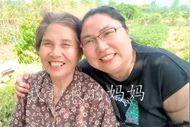 农村的集市上全是老人在买卖菜，乡村酒坊货真价实也门可罗雀视频封面