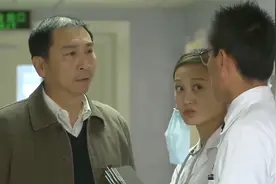 急救：家属要看病例医生拒绝，家属：我当实习医生时，你还没出生