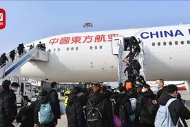 2146名医护人员乘坐包机驰援武汉 机长约定“疫情结束接你回家”视频封面