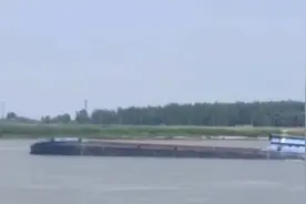 长江九江段两船相撞！一船沉没，落水4人均已获救视频封面