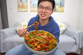 一个猪肚两斤肥肠，煮熟后弄点配菜爆炒，香辣开胃盖饭一绝