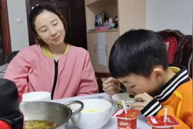 80后宝妈与6岁孩子对话，下一刻有趣的事情发生了视频封面