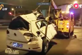 轿车超车后急变道，将身旁车从十米高架上撞落，事后直接开车逃逸视频封面