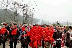 贵州新兵入伍临行前被打包成大红花，全村人敲锣打鼓送上车视频封面
