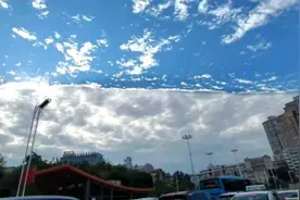 厦门天空惊现罕见“阴阳云”，天空“一分为二”蓝白平分半边天视频封面