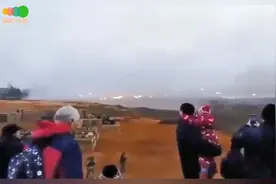 网友称亚美尼亚阿塞拜疆火炮激烈对射，伊朗民众抱着娃在边境围观视频封面
