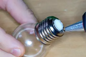 巧妙的创新技术，小伙改造灯泡居然月入过万！真是让人大开眼界视频封面