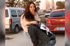 老婆出差回来看到老公后的反应，兄弟你老婆她一定是故意的啊视频封面