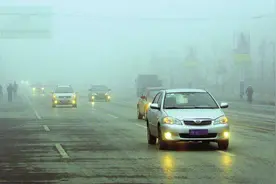 究竟什么时候应该打双闪，很多司机都用错了，这才是正确的用法