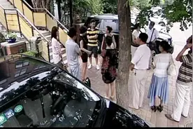 车主将车停在别人家门口，连旁边的邻居都看不过去了视频封面