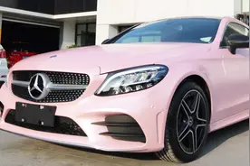 给汽车改色到底贴改色膜还是喷漆好？从业多年的老师傅说了大实话视频封面