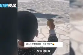 萌娃给执勤民警送水，一张口就是霸道总裁式喊话，网友：必须得喝视频封面