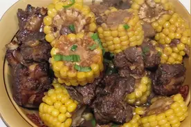 排骨炖玉米的家常做法，这样的玉米吃不够，老齐美食视频视频封面