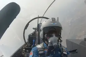 英雄归来！空军一等功飞行员重伤痊愈 现场驾机升空、重返战位视频封面