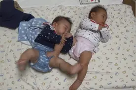 双胞胎哥哥一个侧身，紧紧抱住妹妹的大腿撒娇，宝：陪我玩一会儿视频封面