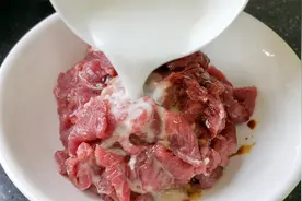 牛肉别直接下锅炒，想要嫩滑好吃有诀窍，掌握好一步，怎样炒都香