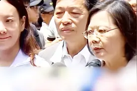 现场！得知韩国瑜在数十万人前痛批自己 蔡英文脸色一变吼出这些视频封面
