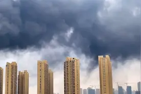 湖北荆州一工厂失火，现场黑烟滚滚似乌云，大火肆虐一夜烧毁车间视频封面