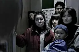 女孩从监控里看到电梯明明没人，电梯门打开，里面却挤满了人视频封面