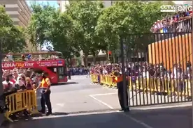 梅西离开诺坎普 球迷一同高喊梅西名字告别视频封面