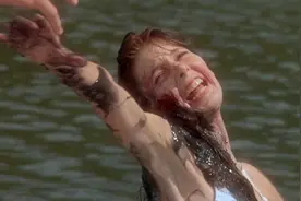 恐怖片：水面漂浮黑色水怪，有超强的腐蚀性，人类一碰就会被融化视频封面