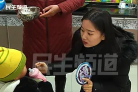 揪心！两岁多宝宝见人就喊“妈妈”，孩子父母去哪儿了？